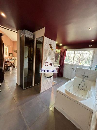 Detached House with Pool in Landscaped Garden