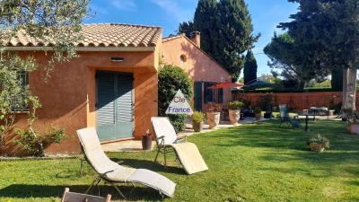 Detached House with Pool in Landscaped Garden