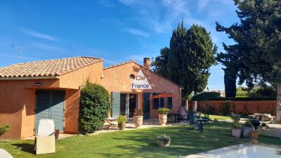 Detached House with Pool in Landscaped Garden