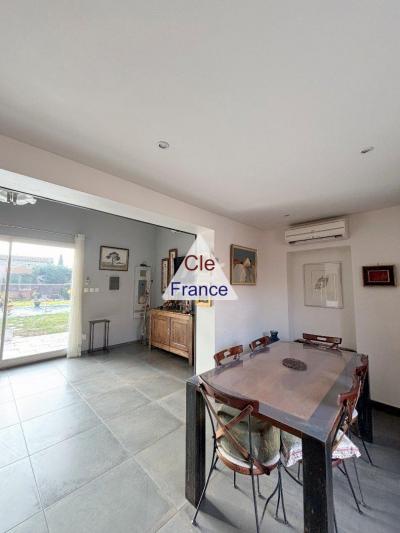 Detached House with Pool in Landscaped Garden