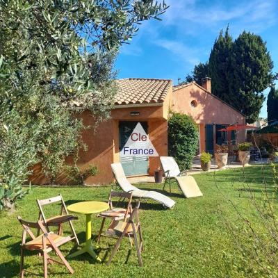 Detached House with Pool in Landscaped Garden