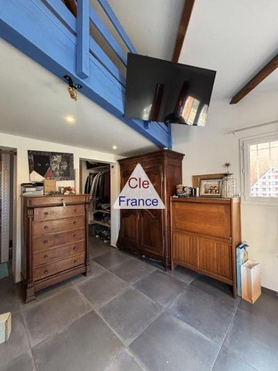 Detached House with Pool in Landscaped Garden