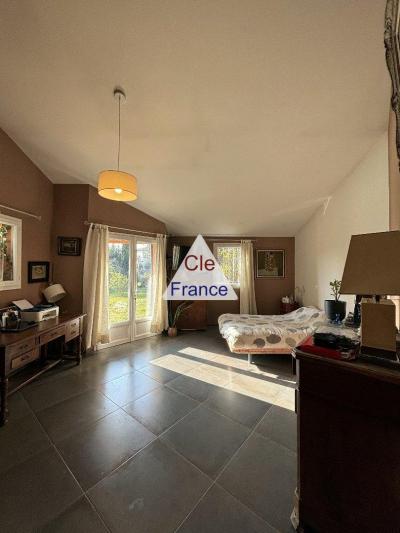 Detached House with Pool in Landscaped Garden