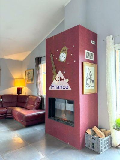 Detached House with Pool in Landscaped Garden