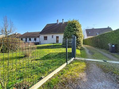 Detached House with Garden by the River Vernisson