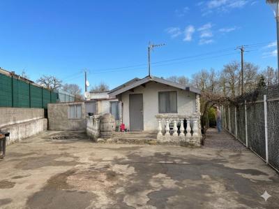 Detached House With Garden And Outbuilding