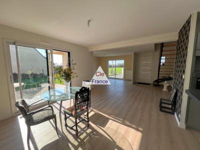 Contemporary Detached House with Garden