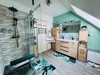 Contemporary Detached House with Landscaped Garden