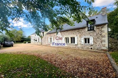 Detached House with Pool in Landscaped Garden