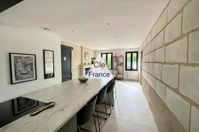 Detached House with Pool in Landscaped Garden