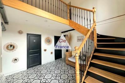 Detached House with Pool in Landscaped Garden