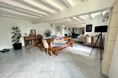 Detached House with Pool in Landscaped Garden