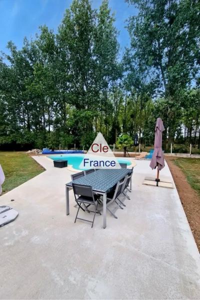 Detached House with Pool in Landscaped Garden