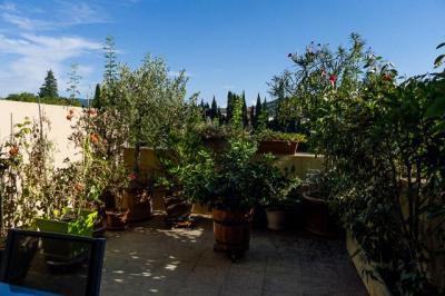 Apartment with Garden and Parking