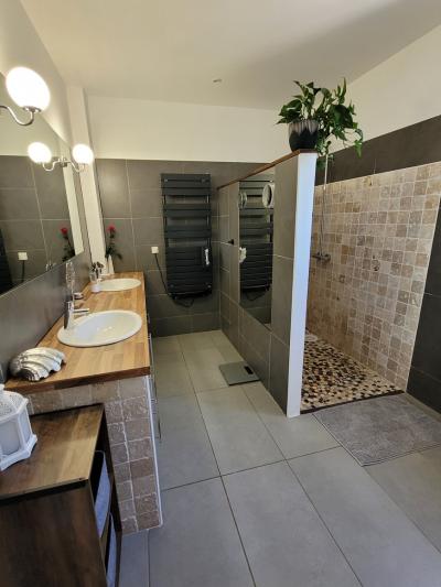 Immaculate Villa with Independent Guest Gite and Pool