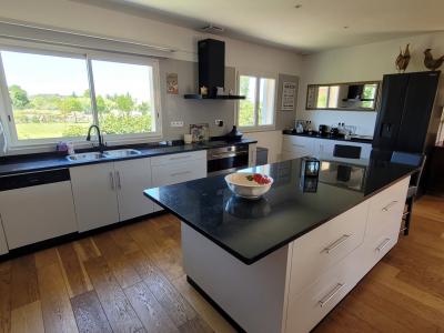 Immaculate Villa with Independent Guest Gite and Pool