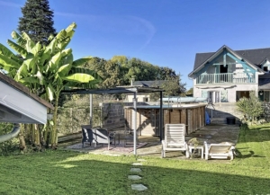 Beautiful Family Home with Pool in Garden