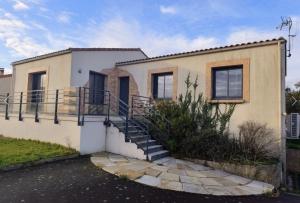Detached House with Garden and Swimming Pool