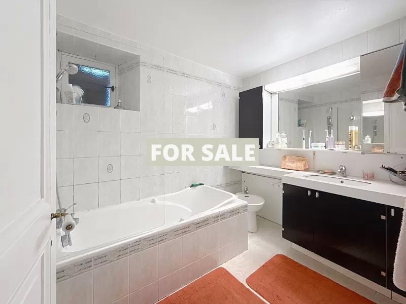 Detached Country House with Landscaped Garden