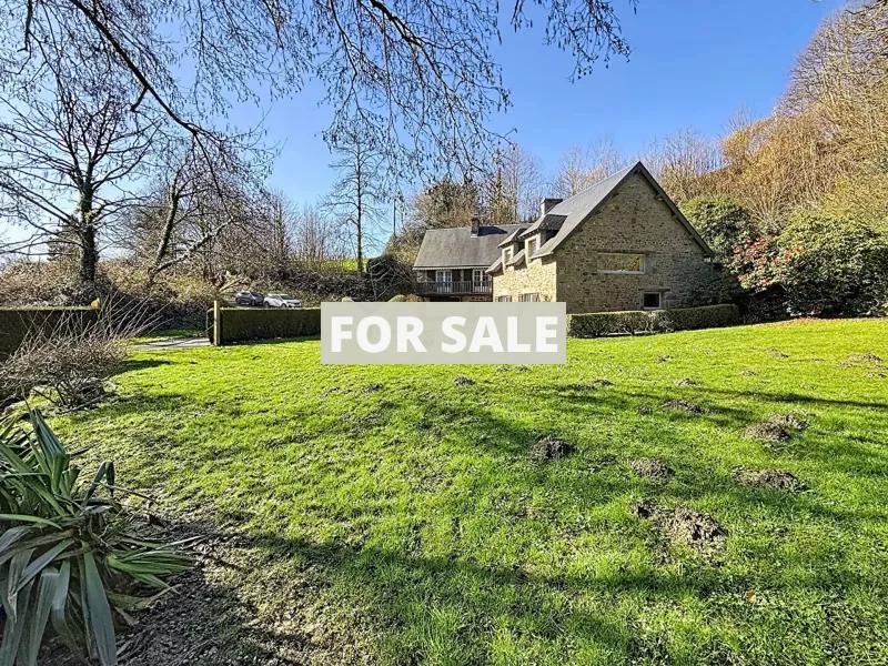 Detached Country House with Landscaped Garden