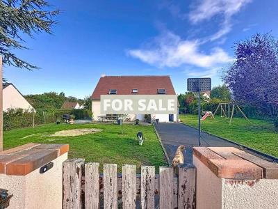Detached House with Landscaped Garden Close to the Coast
