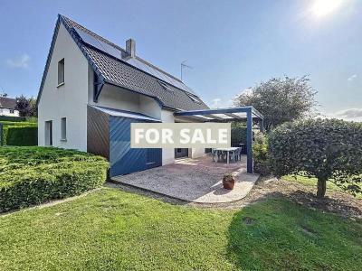 Detached House with Garden In Great Location