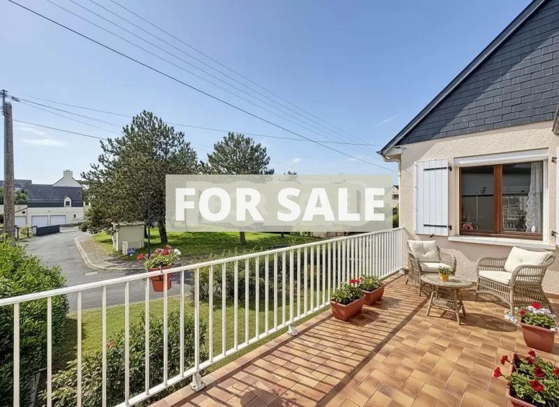 Detached House with Garden Close to the Coast