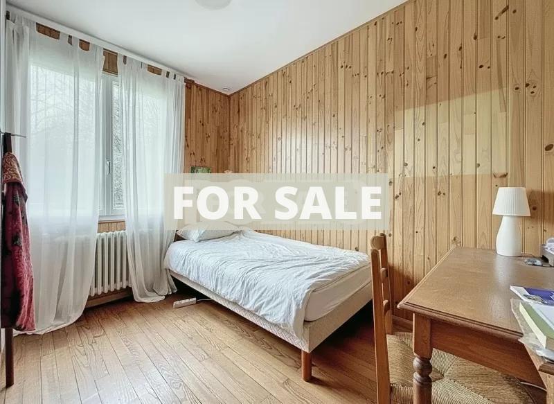 Detached House with Landscaped Garden