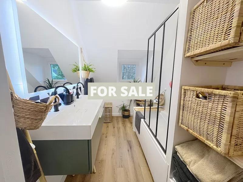 Detached Country House with Landscaped Garden