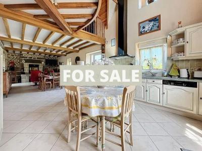 Detached Country House with Garden and Outbuilding