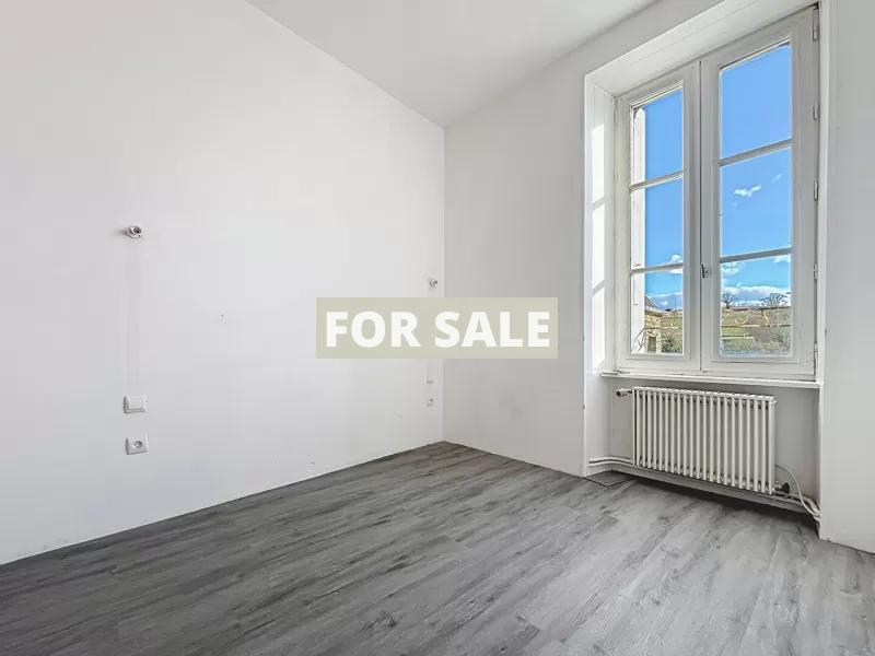 Large House in Great Location with Garden