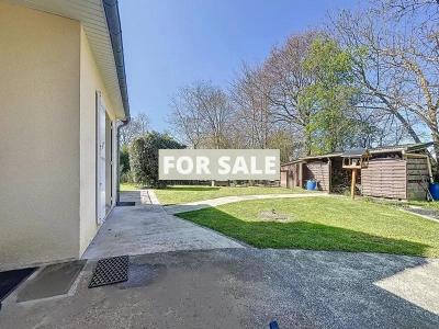 Modern Detached House with Garden