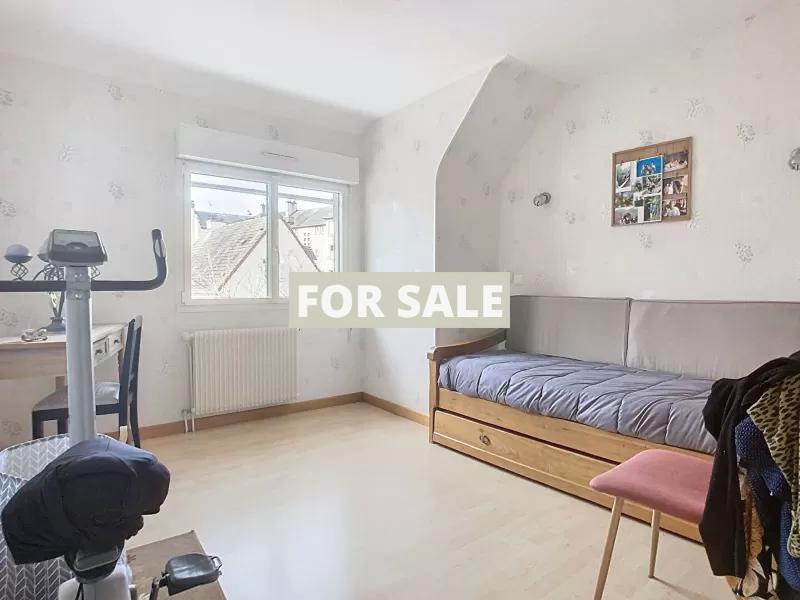 Single Storey Detached Villa With Garden