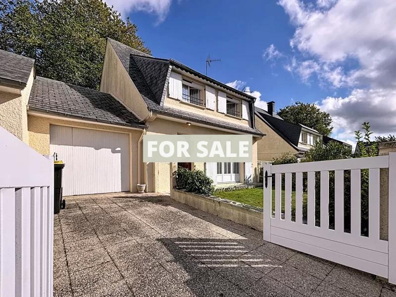 Modern Detached House with Garden