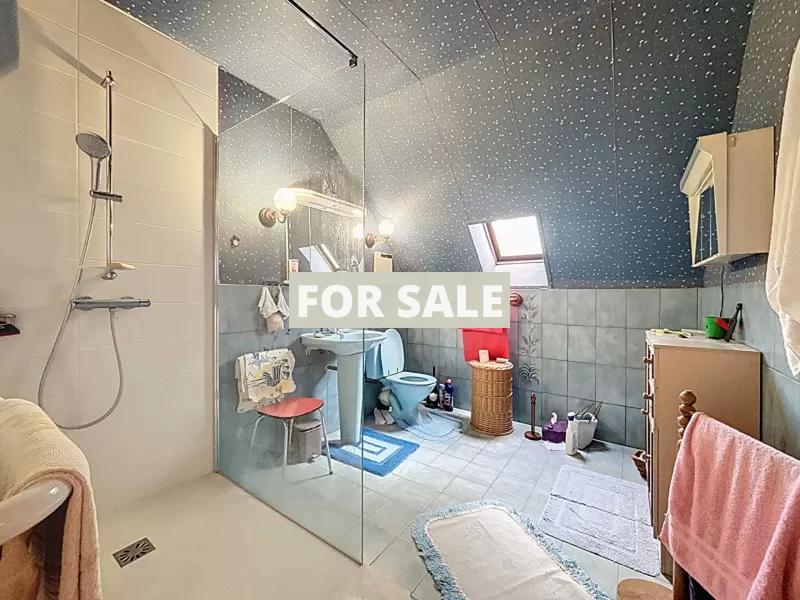 Modern Detached House with Garden