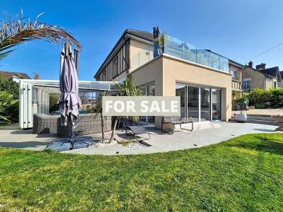 Detached Coastal House with Covered Pool
