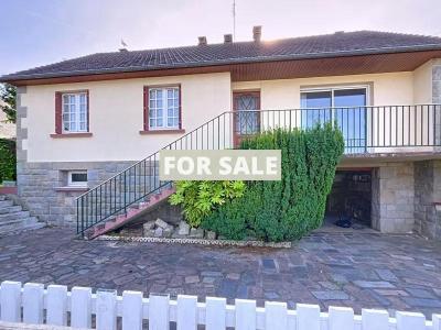 Detached House with Garden In Nice Location