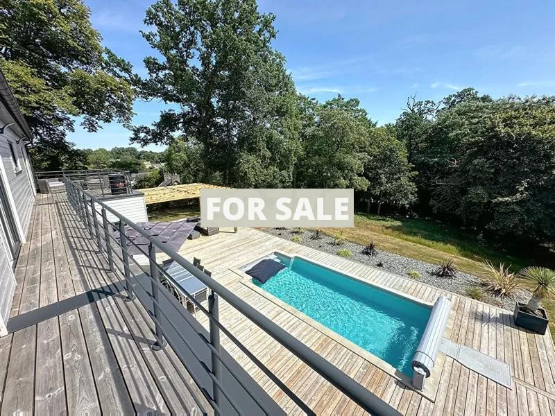 Detached House with Pool close to the Coast