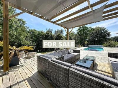 Detached House with Pool close to the Coast