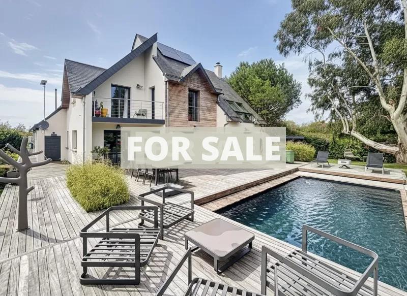 Contemporary Detached House with Pool