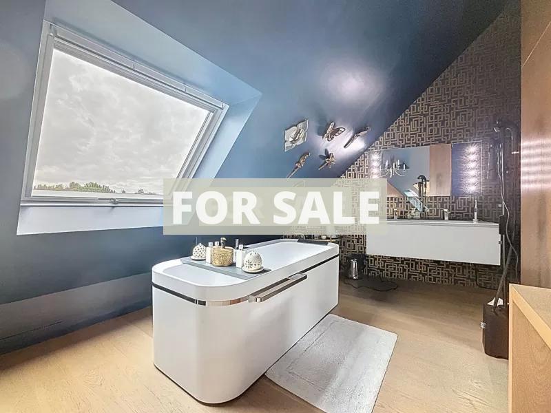 Contemporary Detached House with Pool