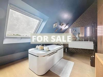 Contemporary Detached House with Pool