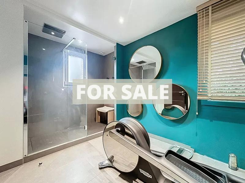 Contemporary Detached House with Pool