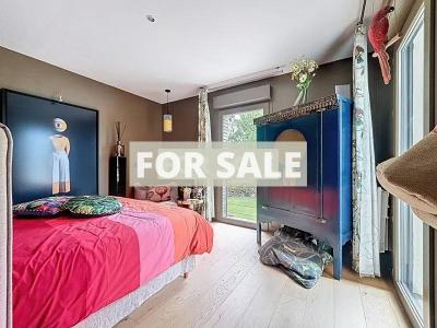 Contemporary Detached House with Pool