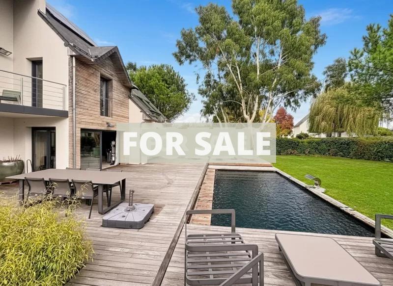 Contemporary Detached House with Pool