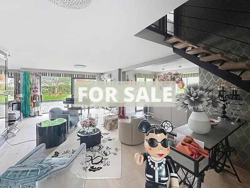 Contemporary Detached House with Pool