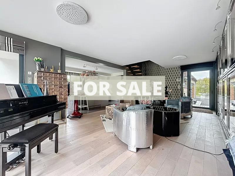 Contemporary Detached House with Pool