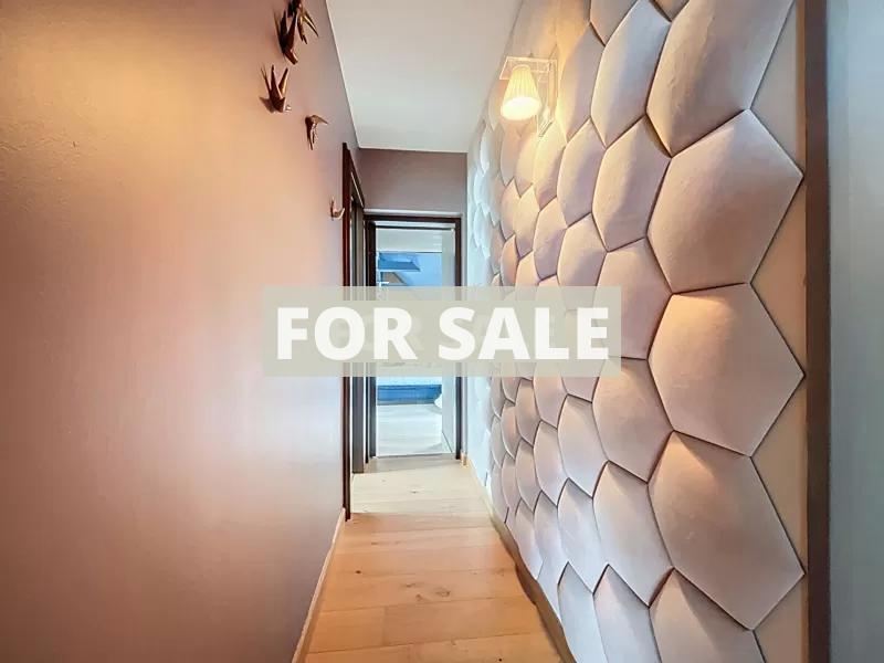 Contemporary Detached House with Pool