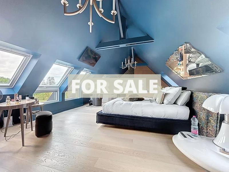 Contemporary Detached House with Pool