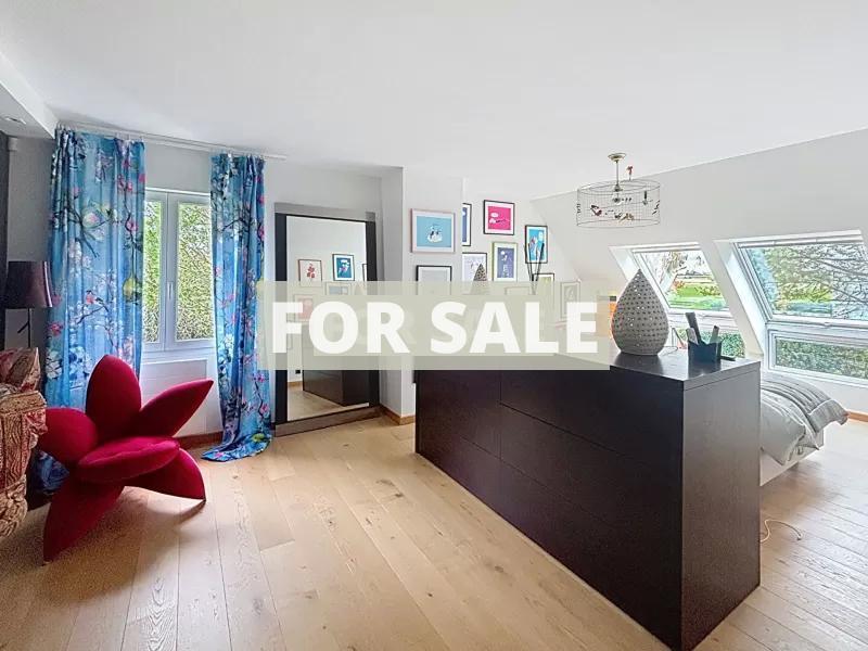 Contemporary Detached House with Pool